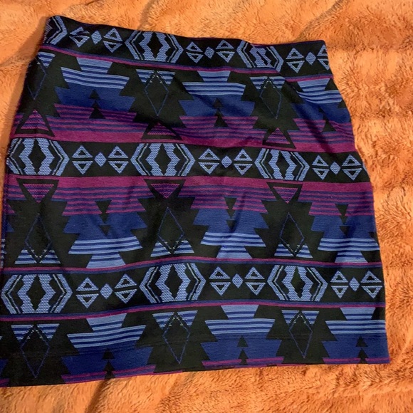 Le chateau mini skirt SZ m purple black blue patterned stretchy - Picture 2 of 4